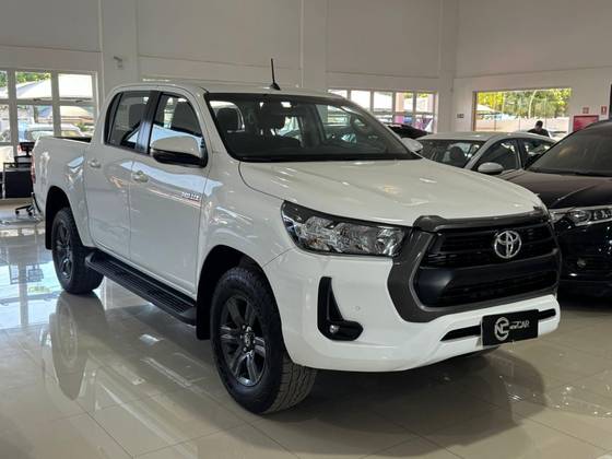 TOYOTA HILUX 2.8 D-4D TURBO DIESEL CD SR 4X4 AUTOMÁTICO